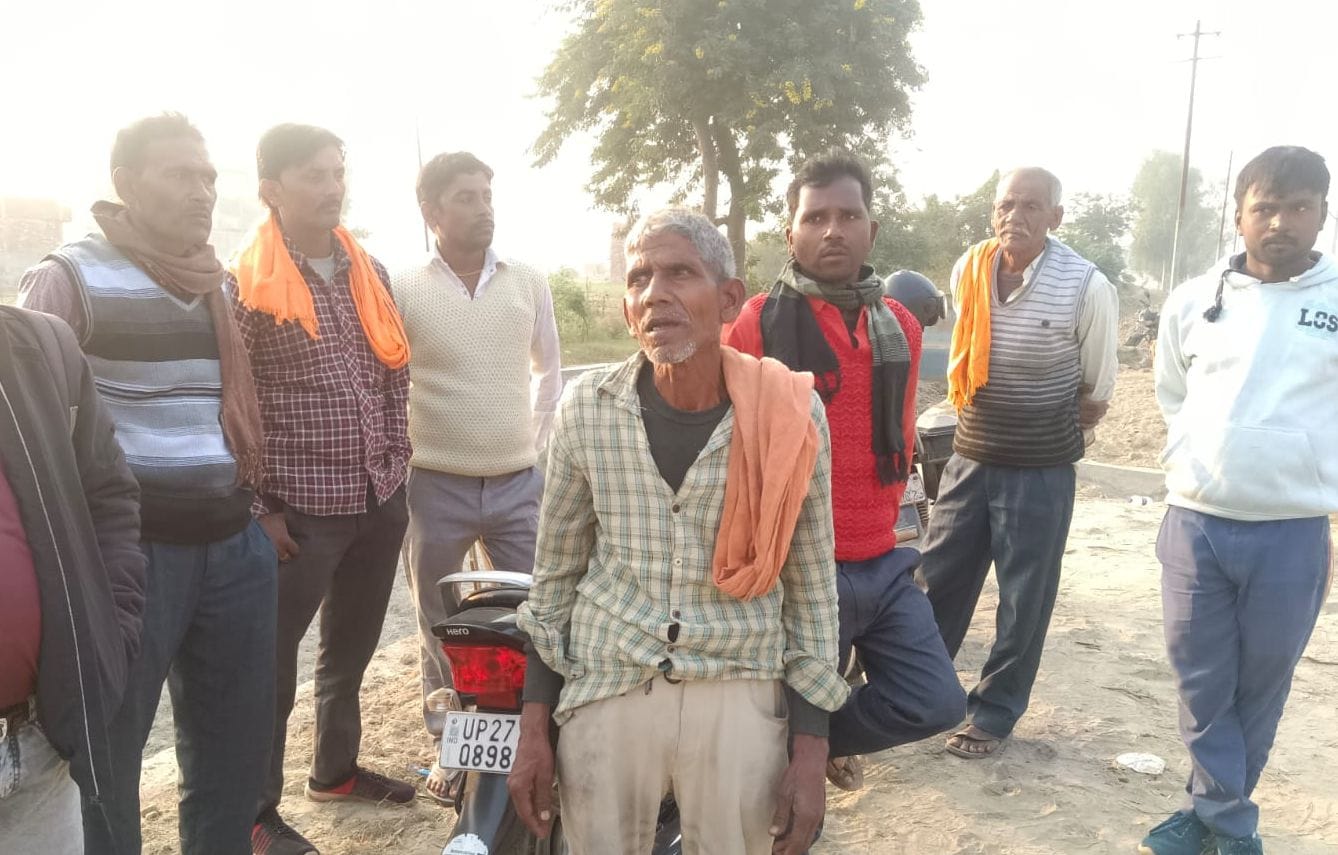 सेहरामऊ दक्षिणी में घटनास्थल पर साक्ष्य जुटाती टीम व साथ में खड़े एसपी राजेश द्विवेदी। स्रोत: 