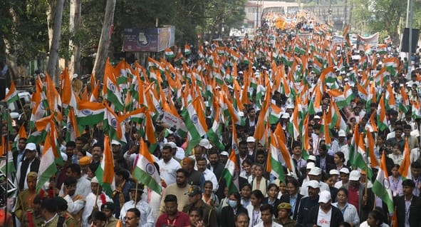 सरदार वल्लभ भाई पटेल की 150वीं जयंती पर मंगलवार को अलीगंज से एकता यात्रा निकाली गई। इसमें सैकड़