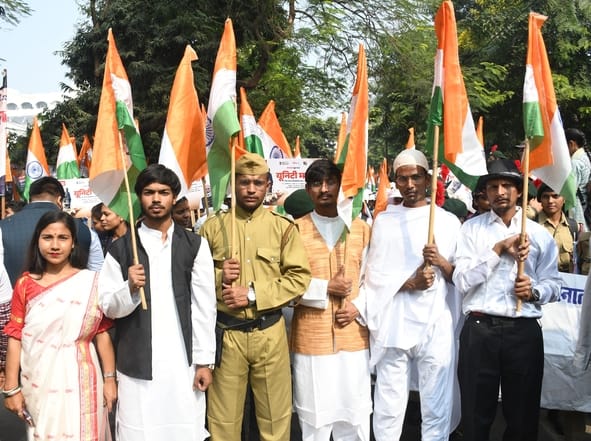 सरदार वल्लभ भाई पटेल की 150वीं जयंती पर मंगलवार को अलीगंज से एकता यात्रा निकाली गई। इसमें सैकड़