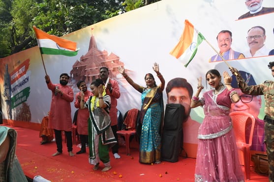 सरदार वल्लभ भाई पटेल की 150वीं जयंती पर मंगलवार को अलीगंज से एकता यात्रा निकाली गई। इसमें सैकड़
