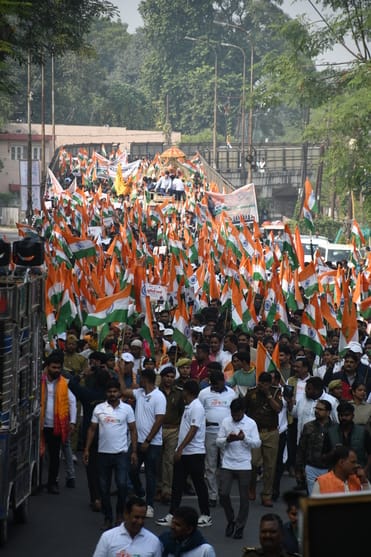 सरदार वल्लभ भाई पटेल की 150वीं जयंती पर मंगलवार को अलीगंज से एकता यात्रा निकाली गई। इसमें सैकड़