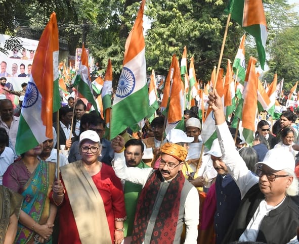 सरदार वल्लभ भाई पटेल की 150वीं जयंती पर मंगलवार को अलीगंज से एकता यात्रा निकाली गई। इसमें सैकड़
