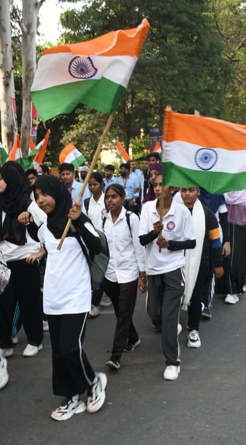 सरदार वल्लभ भाई पटेल की 150वीं जयंती पर मंगलवार को अलीगंज से एकता यात्रा निकाली गई। इसमें सैकड़