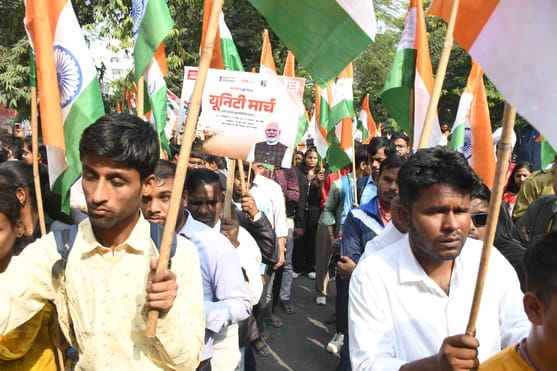 सरदार वल्लभ भाई पटेल की 150वीं जयंती पर मंगलवार को अलीगंज से एकता यात्रा निकाली गई। इसमें सैकड़