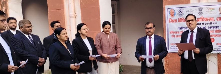 शाहजहांपुर में एसपी कॉलेज में डॉ.बीआर आंबेडकर के चित्र पर पुष्पांजलि अर्पित करते छात्र-शिक्षक।