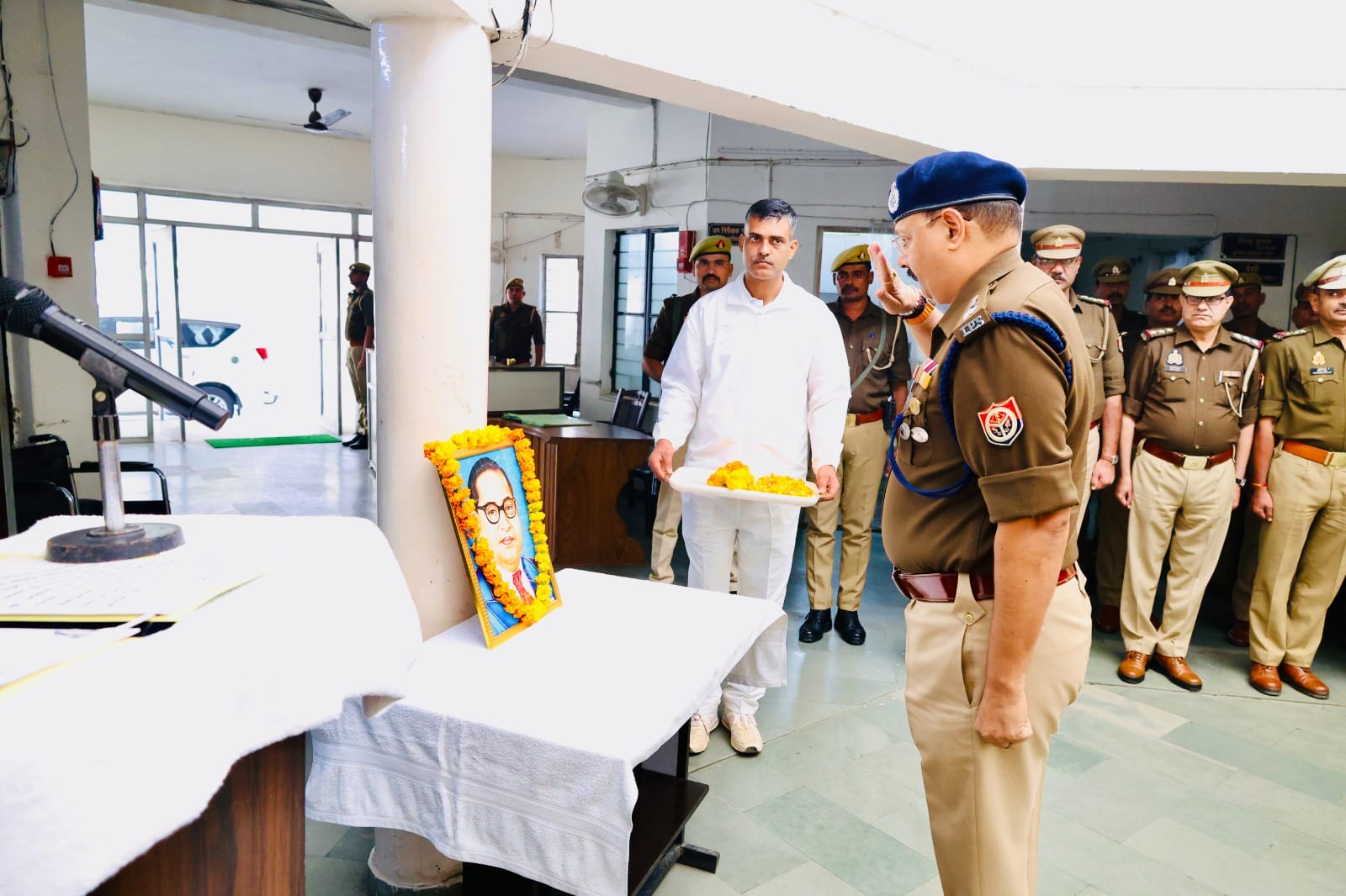 शाहजहांपुर में एसपी कॉलेज में डॉ.बीआर आंबेडकर के चित्र पर पुष्पांजलि अर्पित करते छात्र-शिक्षक।