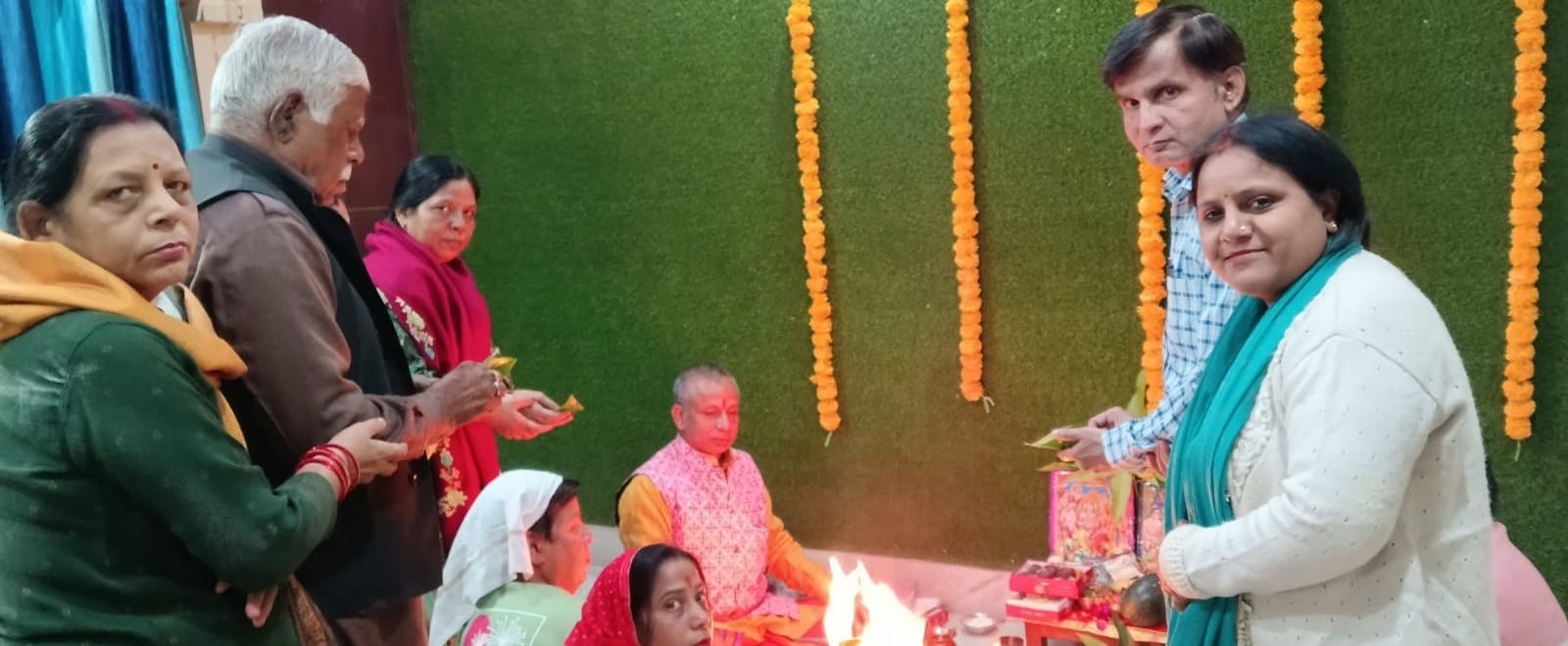 शाहजहांपुर में हनुमत धाम पर ध्वज लेकर जाते समिति के पदाधिकारी। स्रोत: आयोजक शाहजहांपुर में हनुमत धाम पर ध्वज लेकर जाते समिति के पदाधिकारी। स्रोत: आयोजक