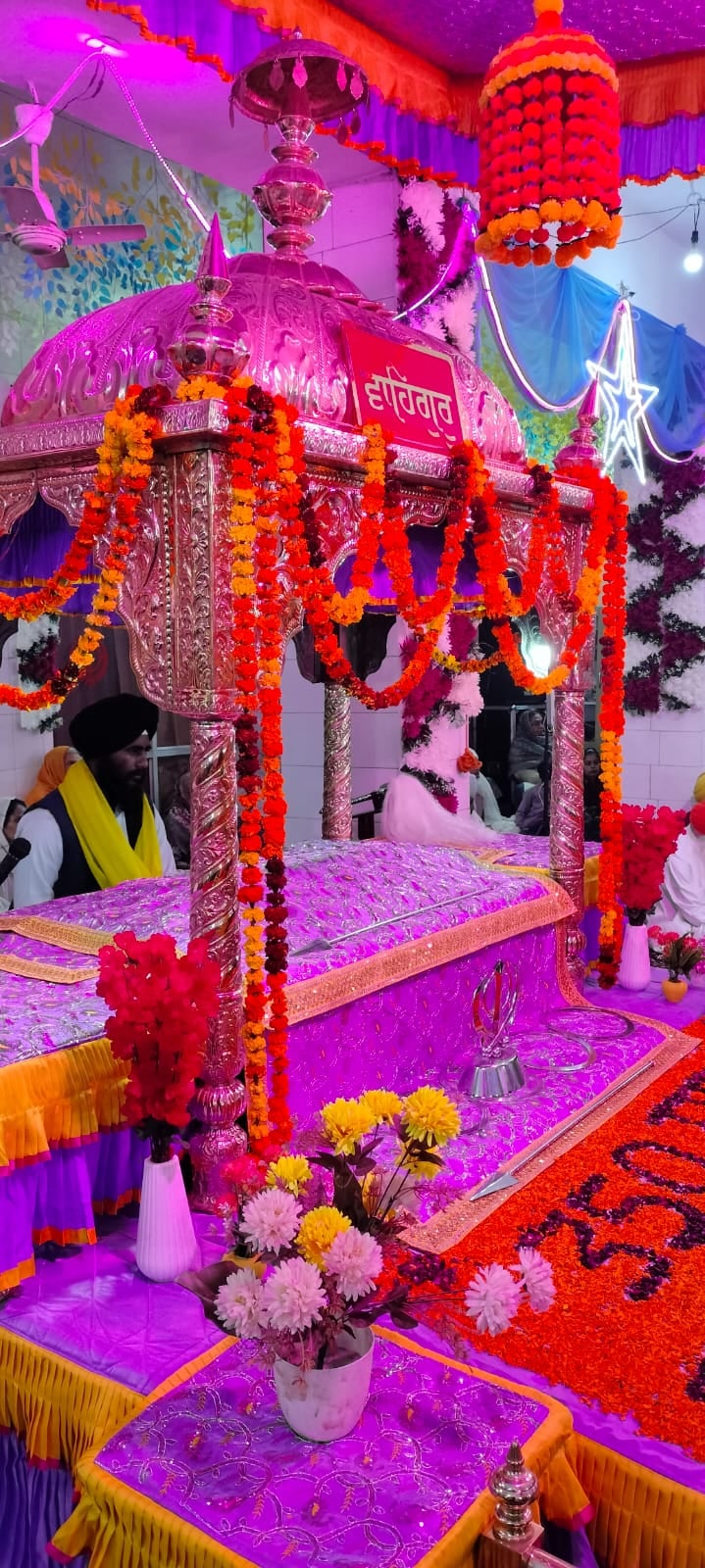 शाहजहांपुर में रामनगर स्थित गुरुद्वारा श्री तेग बहादुर में शबद कीर्तन करता रागी जत्था व उपस्थ शाहजहांपुर में रामनगर स्थित गुरुद्वारा श्री तेग बहादुर में शबद कीर्तन करता रागी जत्था व उपस्थ