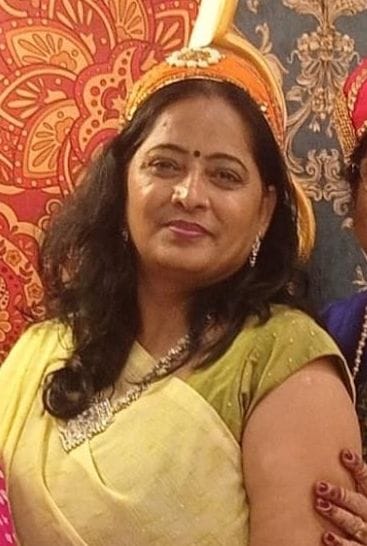 शाहजहांपुर में वैश्य समाज की किटी पार्टी में चूड़ियां दिखातीं महिलाएं। स्रोत: संस्था शाहजहांपुर में वैश्य समाज की किटी पार्टी में चूड़ियां दिखातीं महिलाएं। स्रोत: संस्था