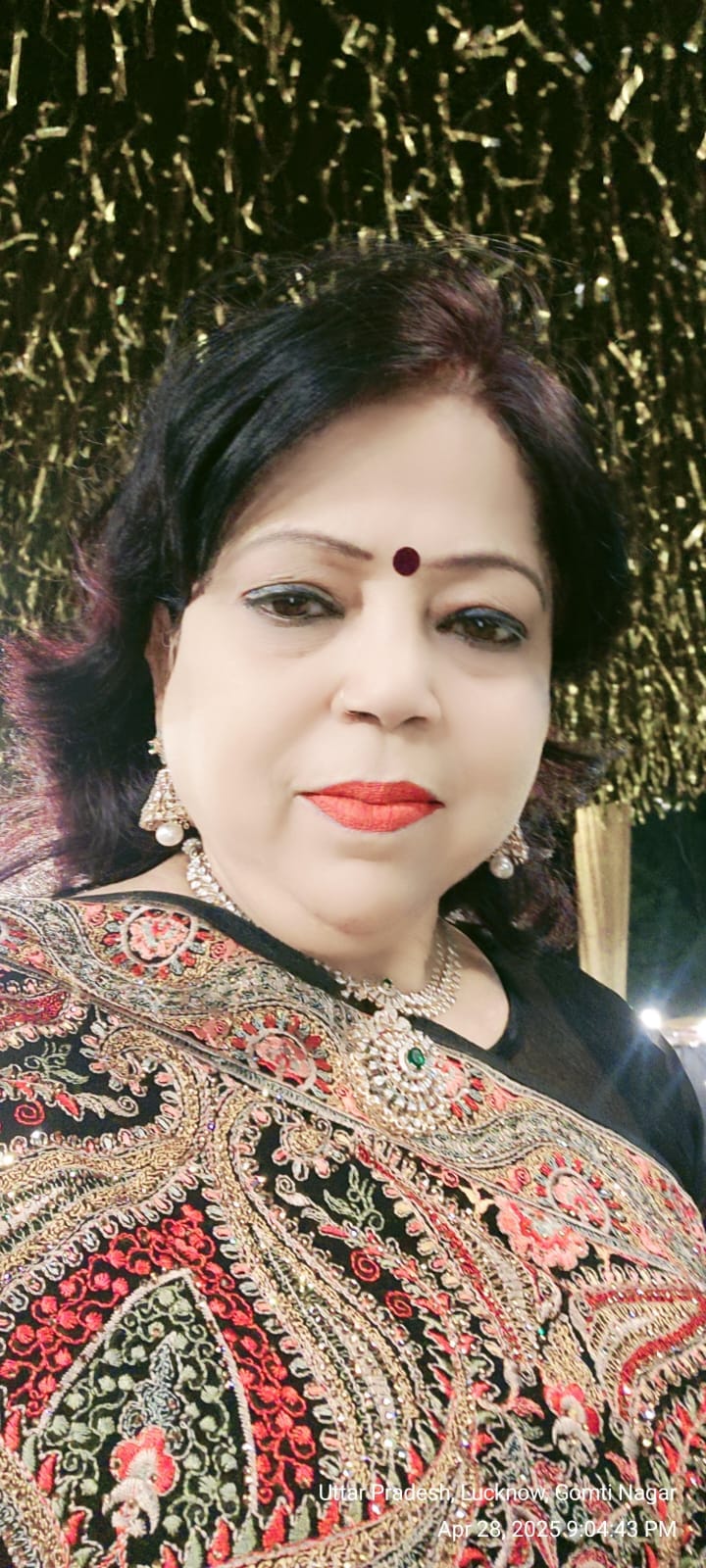 शाहजहांपुर में वैश्य समाज की किटी पार्टी में चूड़ियां दिखातीं महिलाएं। स्रोत: संस्था शाहजहांपुर में वैश्य समाज की किटी पार्टी में चूड़ियां दिखातीं महिलाएं। स्रोत: संस्था