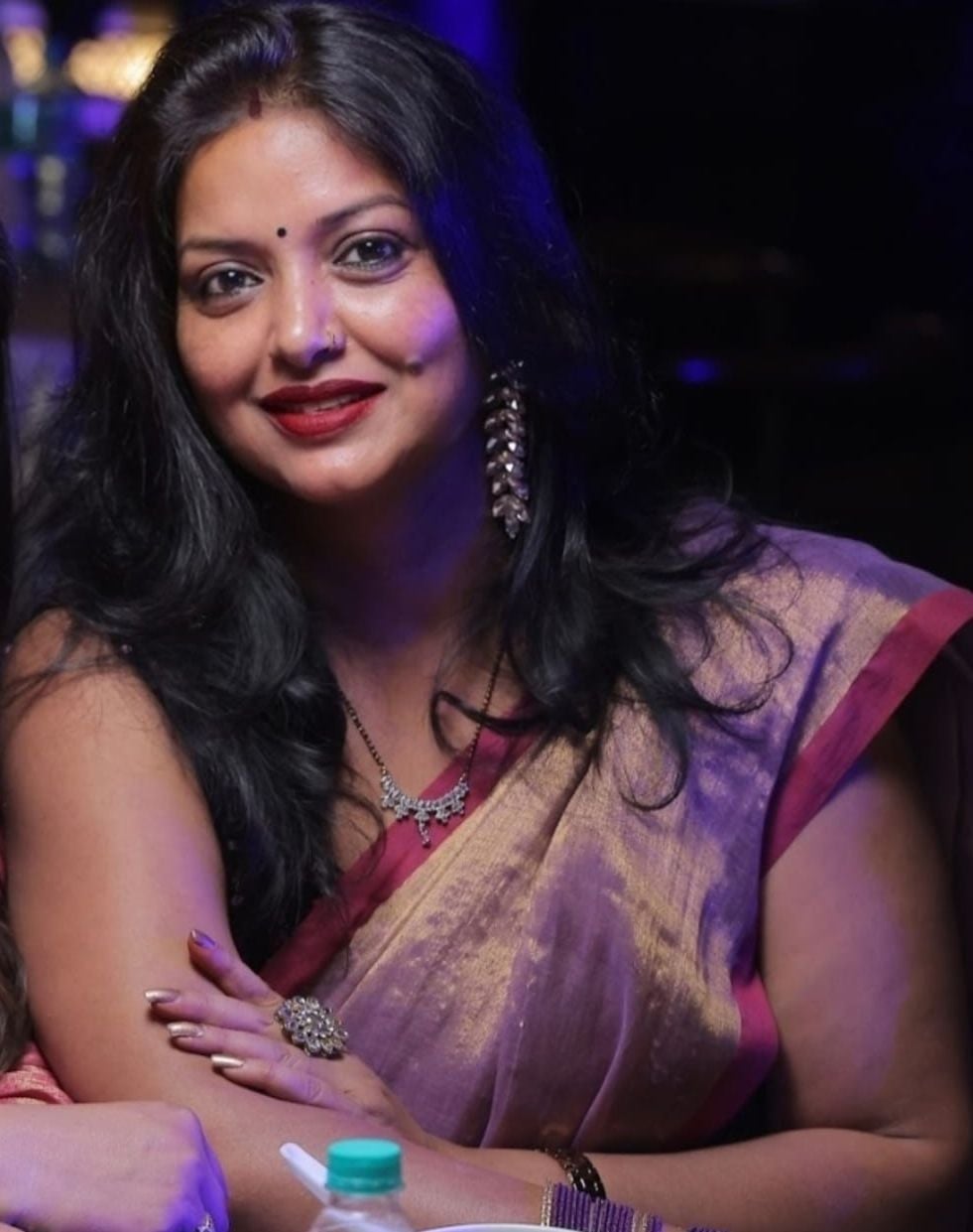 शाहजहांपुर में वैश्य समाज की किटी पार्टी में चूड़ियां दिखातीं महिलाएं। स्रोत: संस्था शाहजहांपुर में वैश्य समाज की किटी पार्टी में चूड़ियां दिखातीं महिलाएं। स्रोत: संस्था