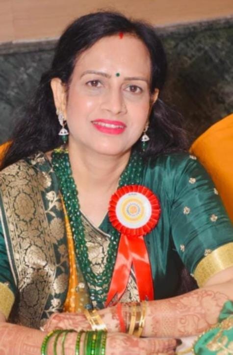 शाहजहांपुर में वैश्य समाज की किटी पार्टी में चूड़ियां दिखातीं महिलाएं। स्रोत: संस्था शाहजहांपुर में वैश्य समाज की किटी पार्टी में चूड़ियां दिखातीं महिलाएं। स्रोत: संस्था