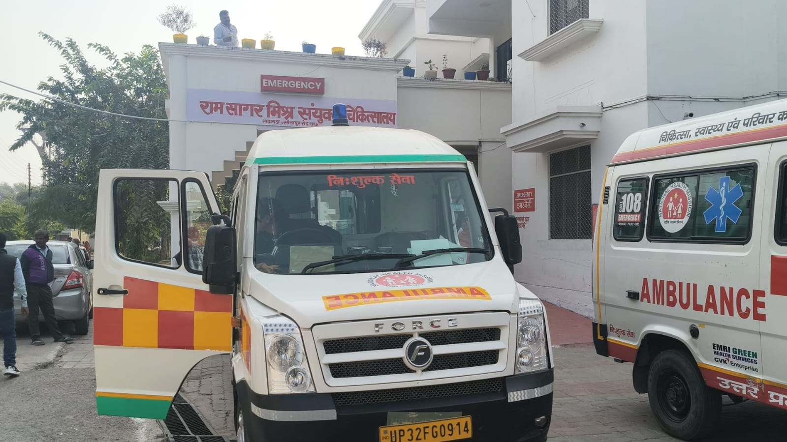 तीन घंटे में 25 बार कॉल करने के बाद पहुंची एंबुलेंस। तीन घंटे में 25 बार कॉल करने के बाद पहुंची एंबुलेंस।