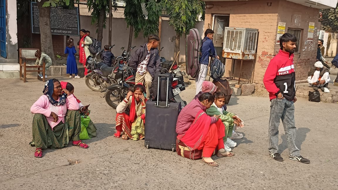 यमुनानगर बस स्टैंड पर उत्तर प्रदेश डिपो की बस में चढ़ने के लिए मशक्कत करते यात्री। संवाद