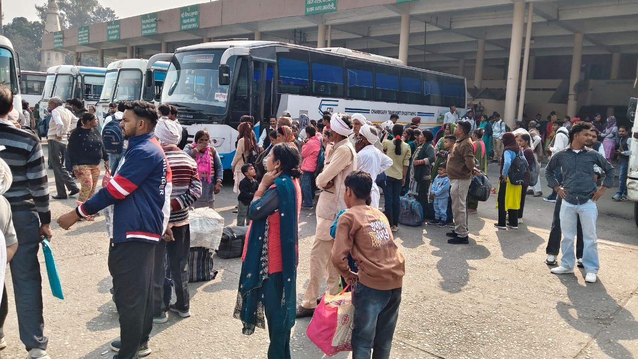 यमुनानगर बस स्टैंड पर उत्तर प्रदेश डिपो की बस में चढ़ने के लिए मशक्कत करते यात्री। संवाद