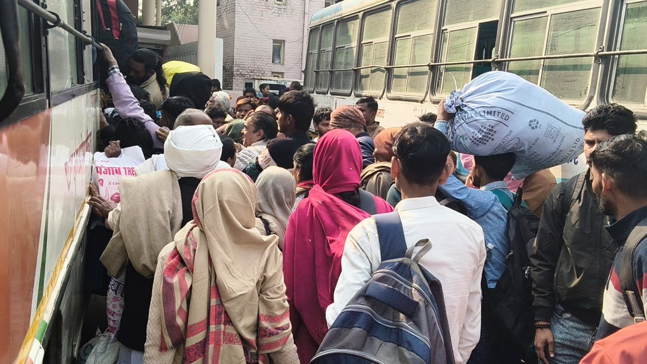 यमुनानगर बस स्टैंड पर उत्तर प्रदेश डिपो की बस में चढ़ने के लिए मशक्कत करते यात्री। संवाद