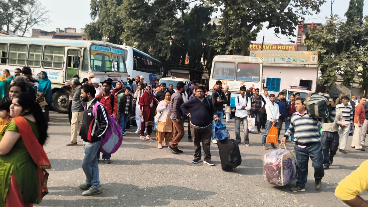 यमुनानगर बस स्टैंड पर उत्तर प्रदेश डिपो की बस में चढ़ने के लिए मशक्कत करते यात्री। संवाद