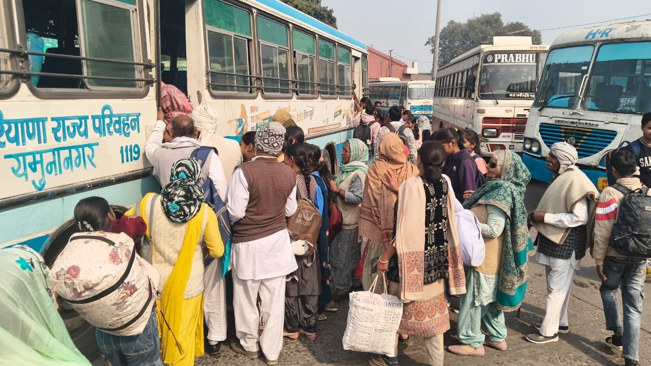 यमुनानगर बस स्टैंड पर उत्तर प्रदेश डिपो की बस में चढ़ने के लिए मशक्कत करते यात्री। संवाद