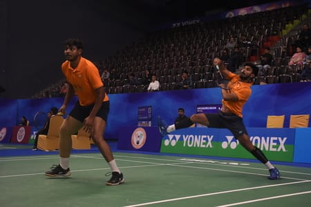 यूपी बैडमिंटन अकादमी में शाॅट खेलते खिलाड़ी।