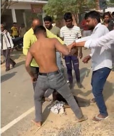 युवक को पीटते हुए वायरल वीडियो । स्रोत - सोशल मीडिया