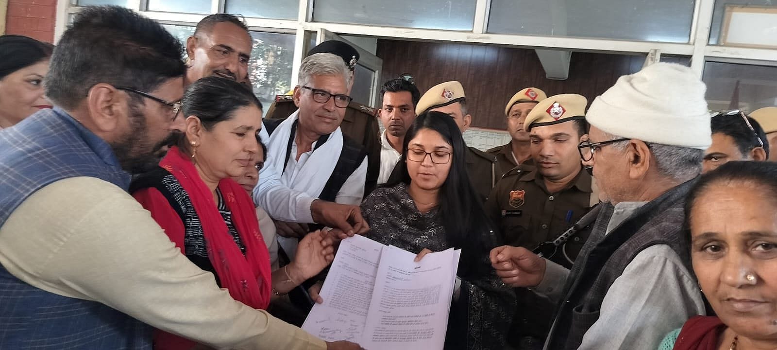 26जेएनडी31-लेबर कोड को रद्द करने की मांग को लेकर नगराधीश मोनिका कुमारी को ज्ञापन देते हुए मजदूर 26जेएनडी31-लेबर कोड को रद्द करने की मांग को लेकर नगराधीश मोनिका कुमारी को ज्ञापन देते हुए मजदूर