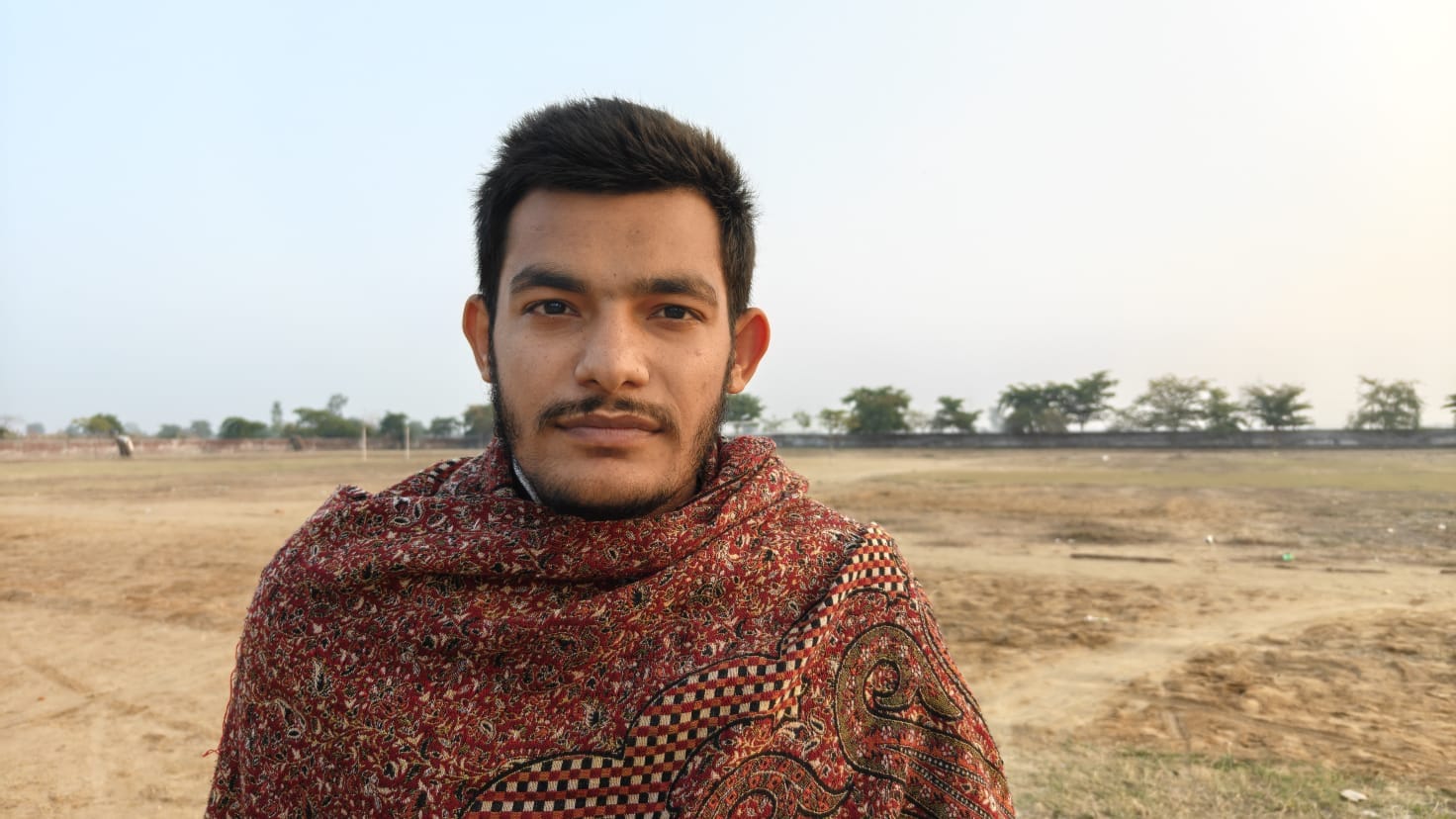 26jjrp27- शेरिया गांव के राजीव गांधी खेल स्टेडियम में लटका बास्केटबाल पोल। संवाद