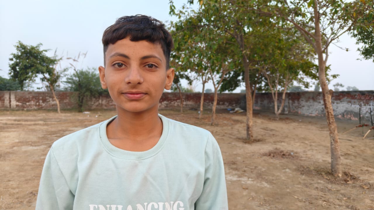26jjrp27- शेरिया गांव के राजीव गांधी खेल स्टेडियम में लटका बास्केटबाल पोल। संवाद