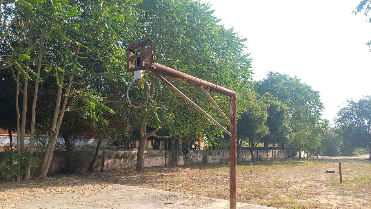 26jjrp27- शेरिया गांव के राजीव गांधी खेल स्टेडियम में लटका बास्केटबाल पोल। संवाद