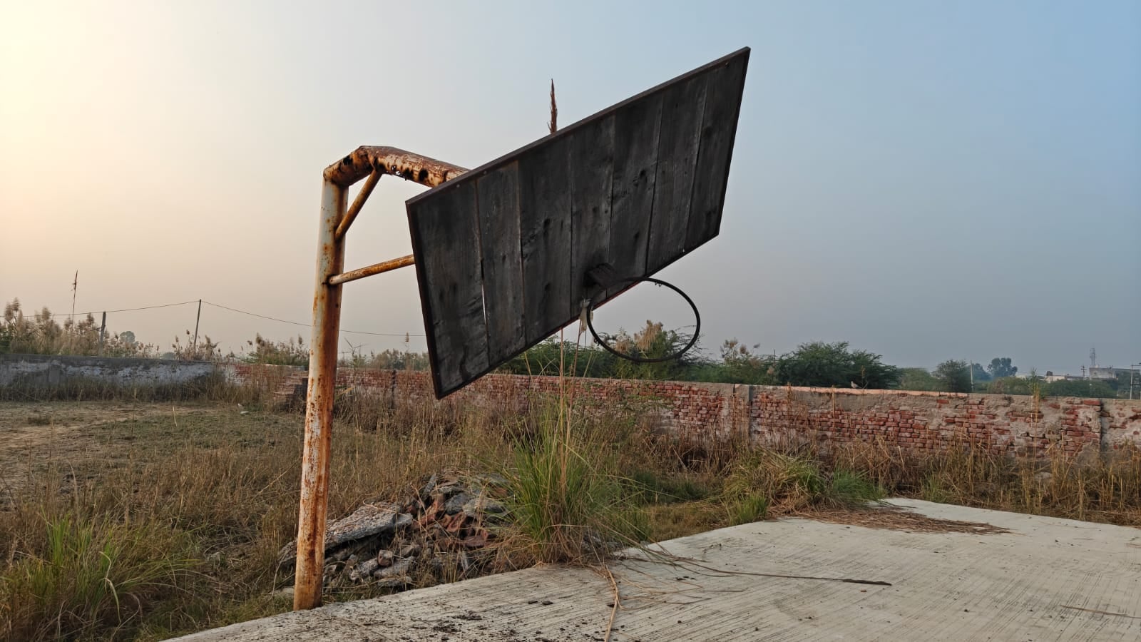 26jjrp27- शेरिया गांव के राजीव गांधी खेल स्टेडियम में लटका बास्केटबाल पोल। संवाद