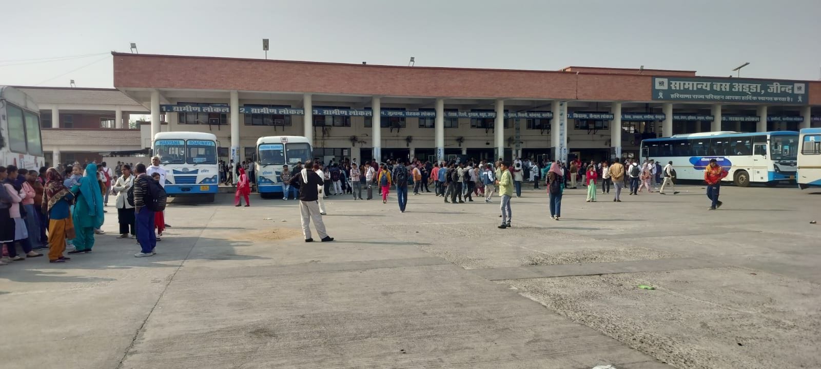27जेएनडी10: शहर के रेलवे जंक्शन से नदारद पुलिस कर्मी। संवाद 27जेएनडी10: शहर के रेलवे जंक्शन से नदारद पुलिस कर्मी। संवाद