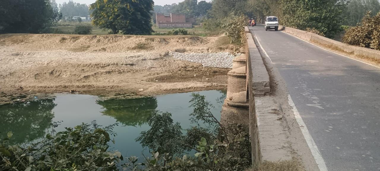 आंवला में चल रहे ओवरलोड ट्राले-संवाद आंवला में चल रहे ओवरलोड ट्राले-संवाद