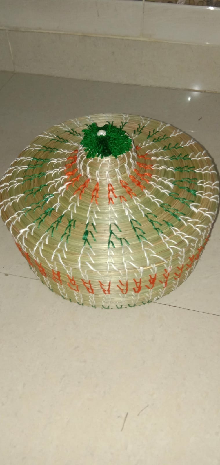 चीड़ की पत्तियों से तैयार की गई टोकरी। संवाद चीड़ की पत्तियों से तैयार की गई टोकरी। संवाद