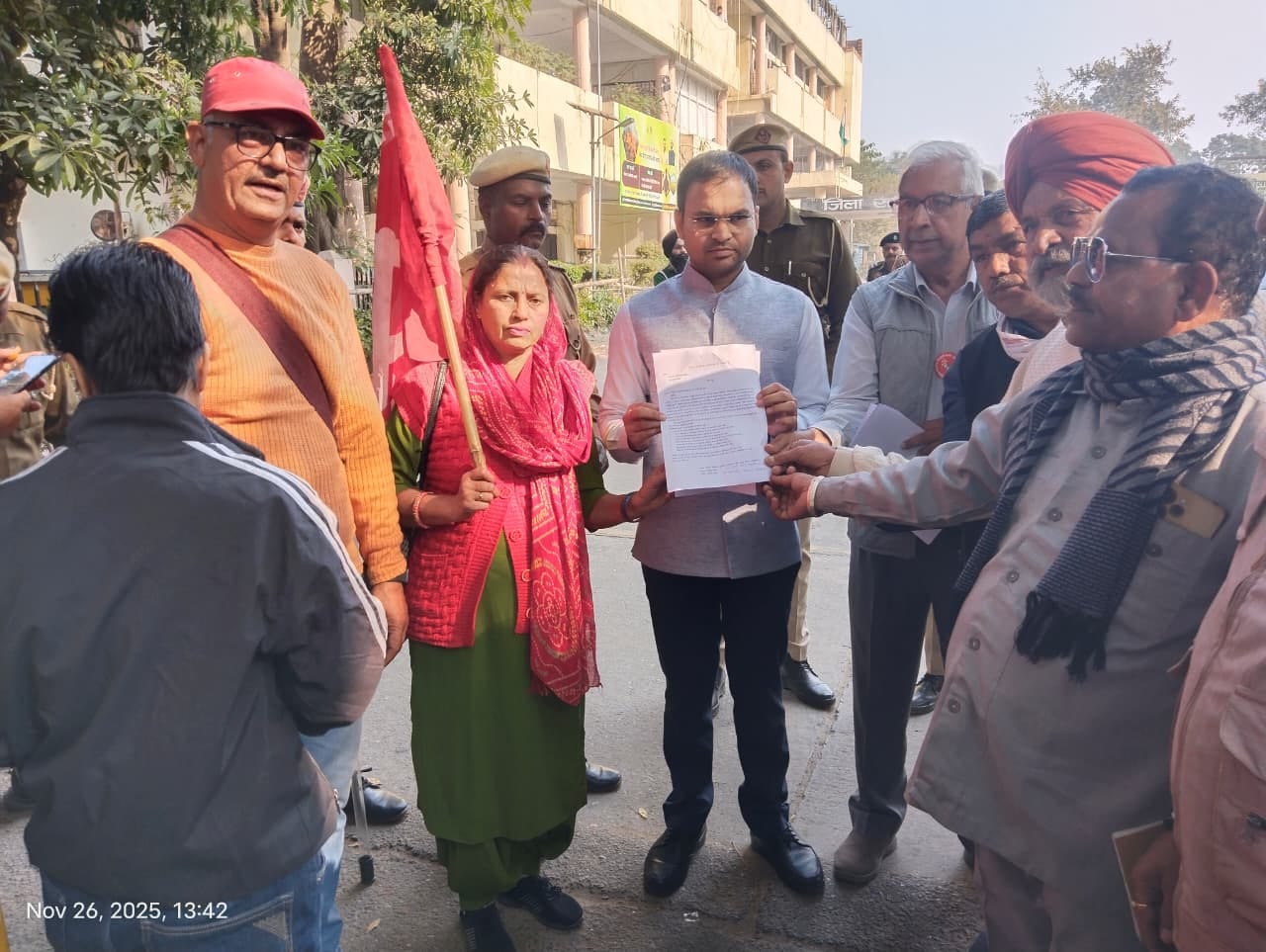 एसडीएम विश्वनाथ को राष्ट्रपति के नाम ज्ञापन सौंपते विभिन्न संगठनों के पदाधिकारी। संवाद