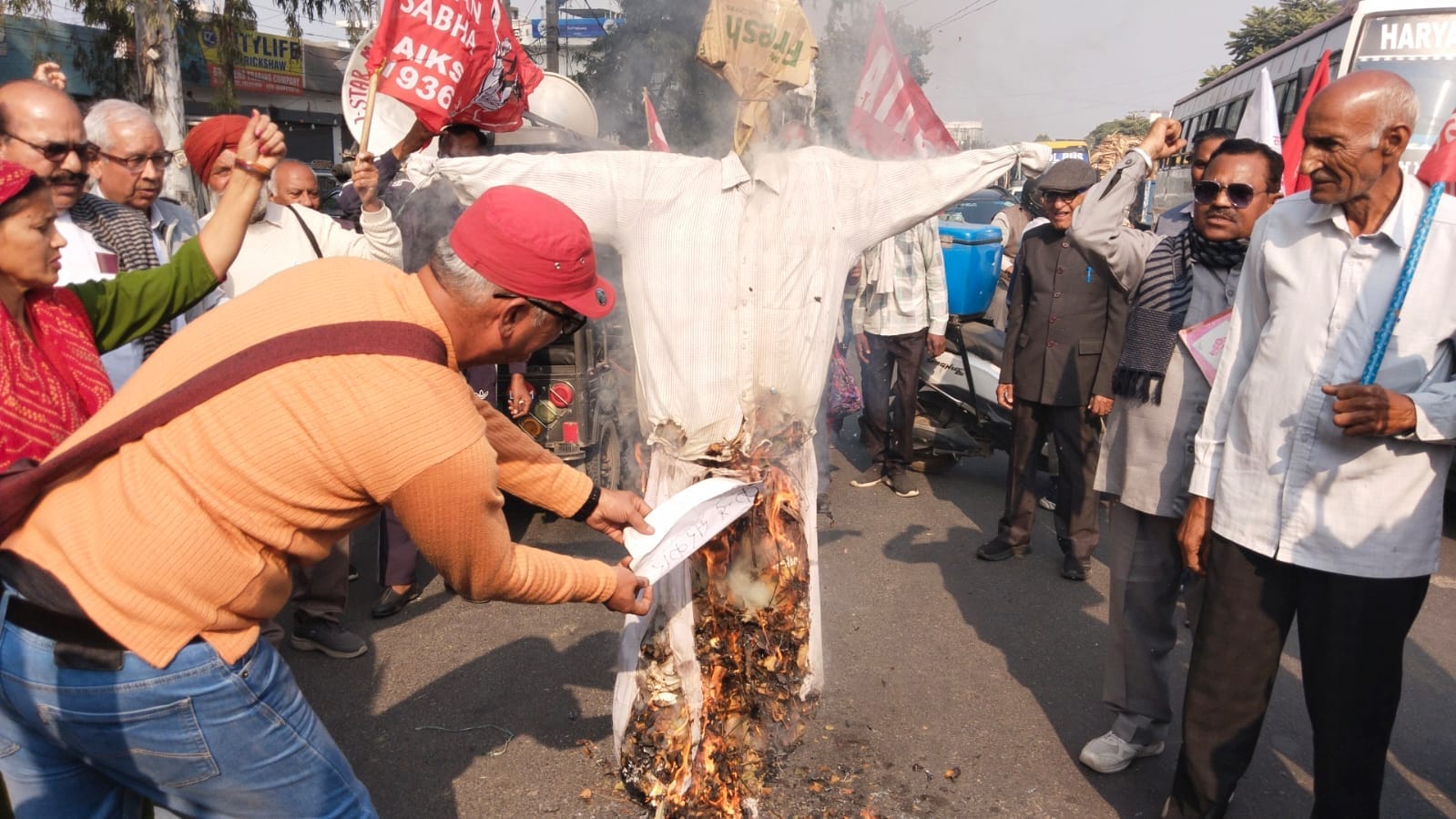 एसडीएम विश्वनाथ को राष्ट्रपति के नाम ज्ञापन सौंपते विभिन्न संगठनों के पदाधिकारी। संवाद