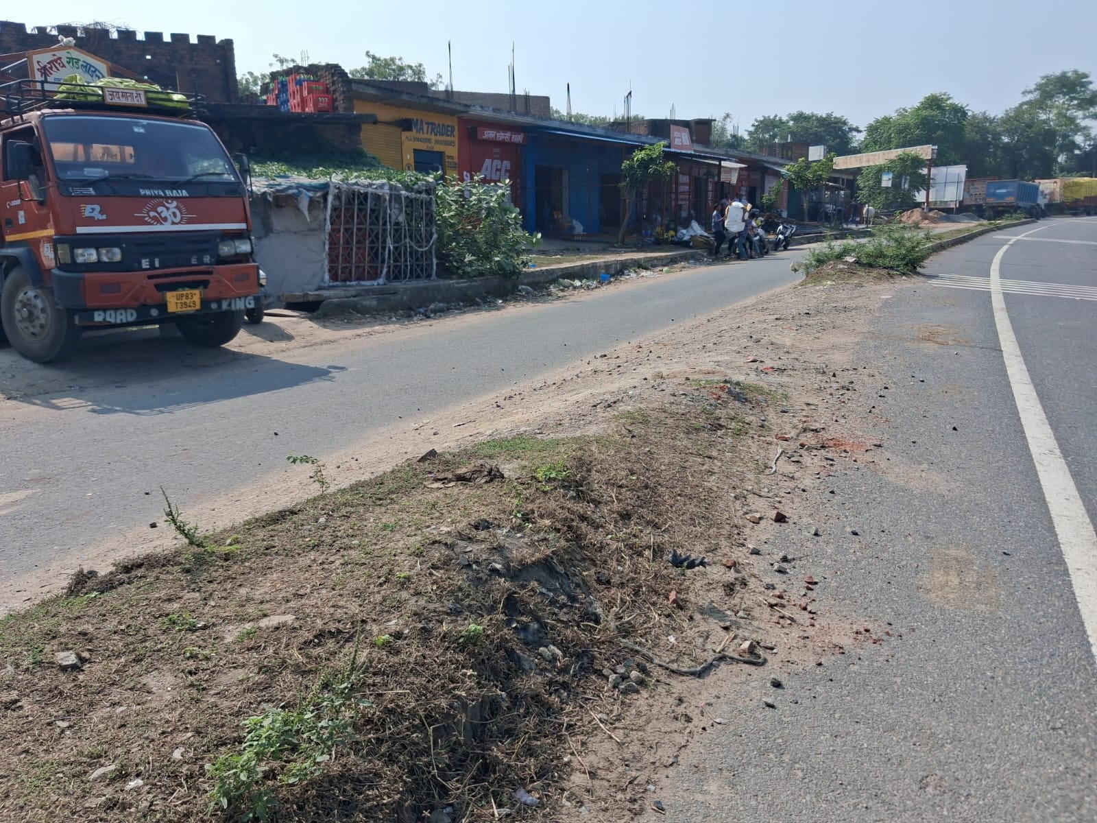फोटो - 06 संकट मोचन के पास बना अवैध कट। संवाद फोटो - 06 संकट मोचन के पास बना अवैध कट। संवाद