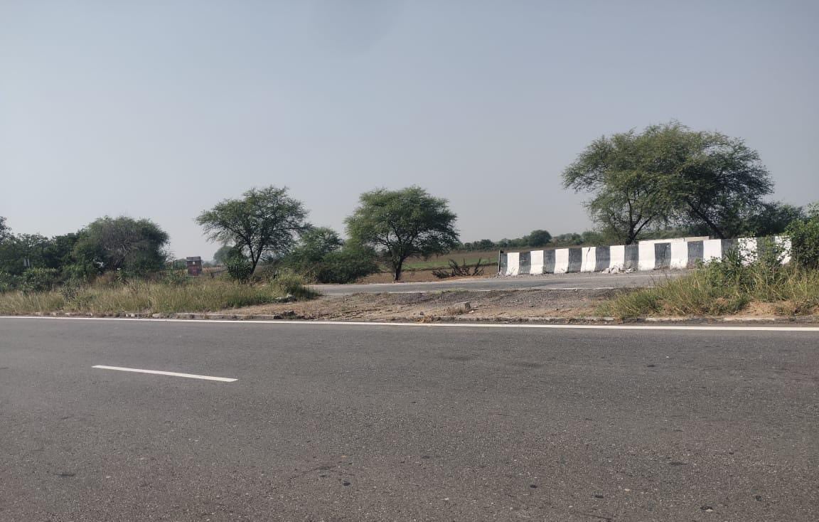 फोटो - 06 संकट मोचन के पास बना अवैध कट। संवाद फोटो - 06 संकट मोचन के पास बना अवैध कट। संवाद