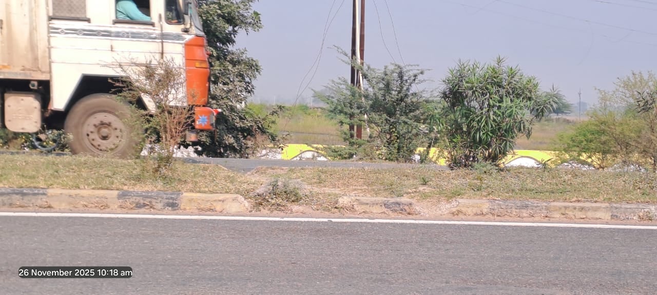 फोटो - 06 संकट मोचन के पास बना अवैध कट। संवाद फोटो - 06 संकट मोचन के पास बना अवैध कट। संवाद