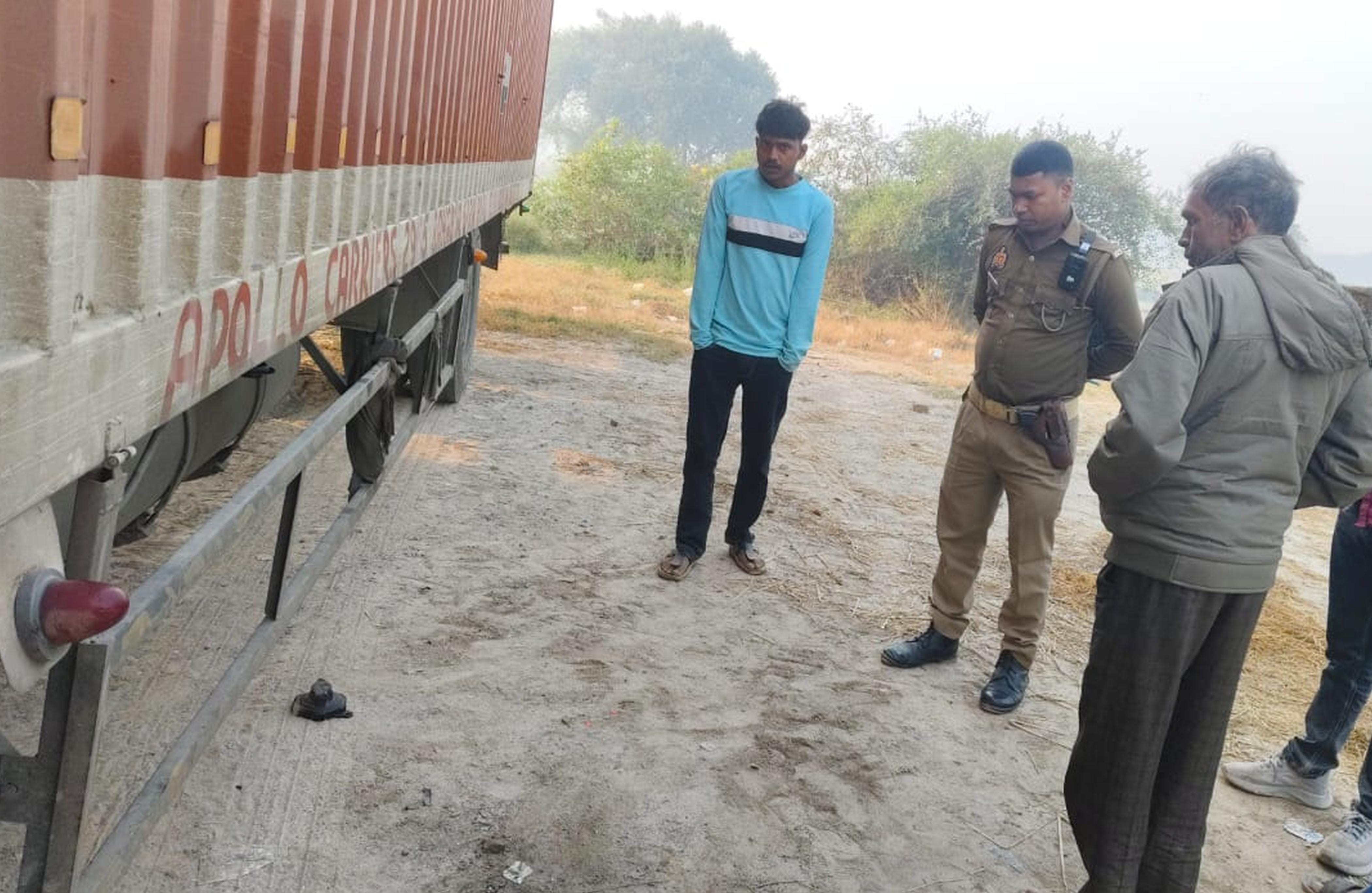 फोटो-09-मौके पर जांच करने पहुंची पुलिस। संवाद