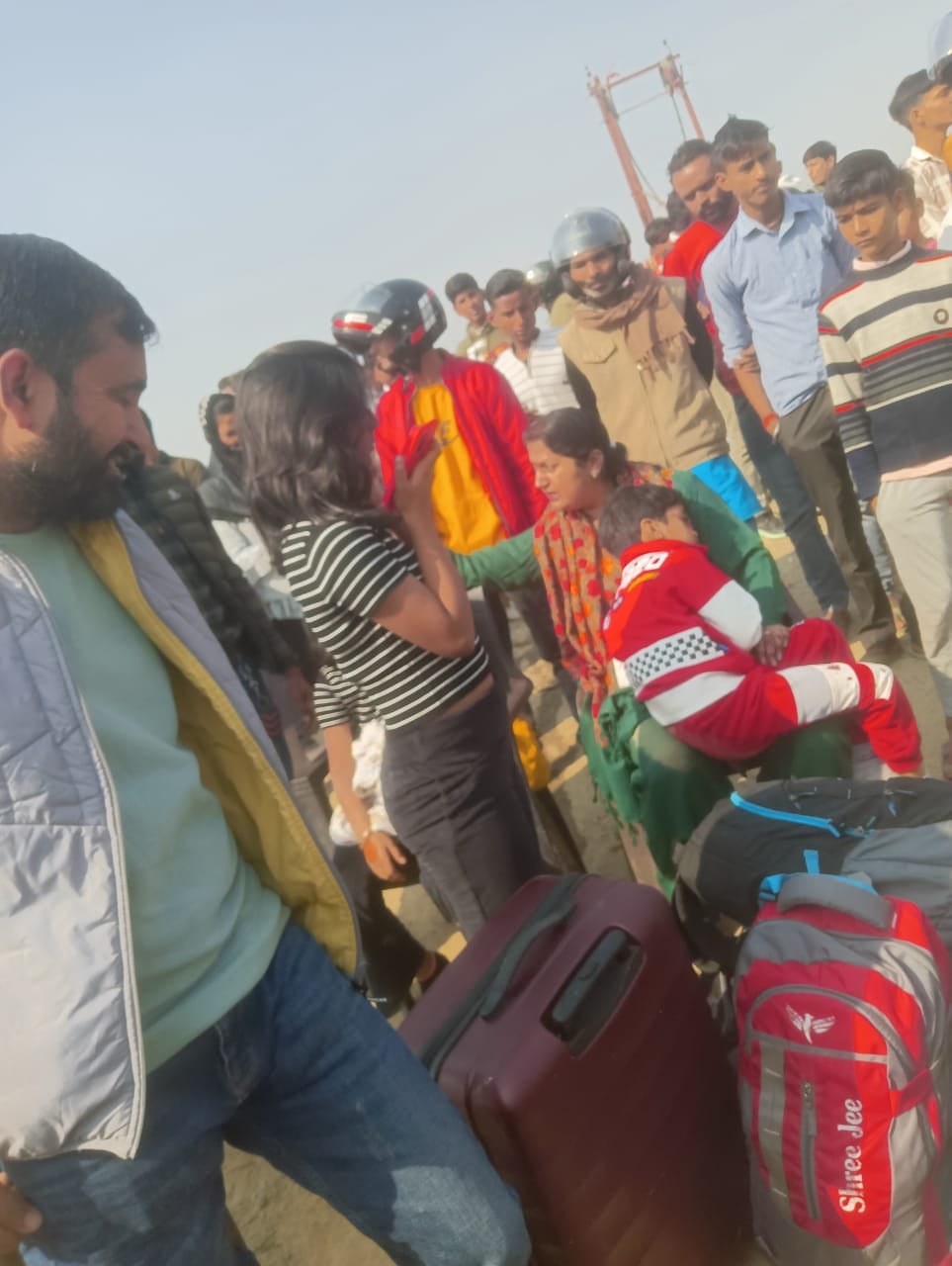 फोटो-21 गांव उजरामऊ के पास गड्ढे में पलटी पड़ीं कारों के पास खड़े ग्रामीण। संवाद