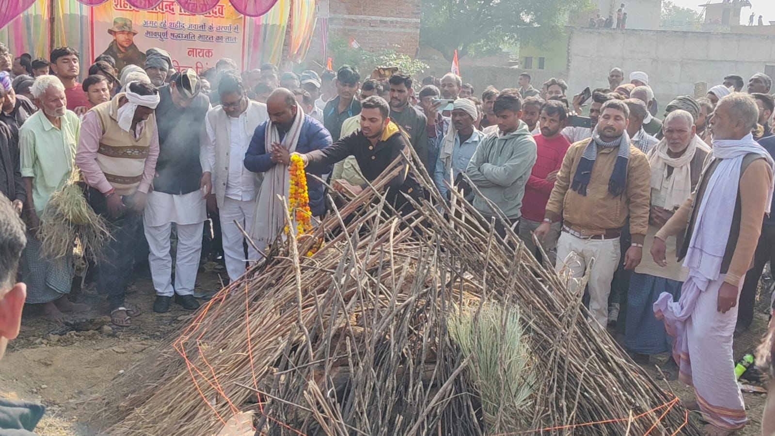 फोटो 26 एचएएमपी 24- शहीद के अंतिम दर्शन को उमड़ी भीड़। संवाद