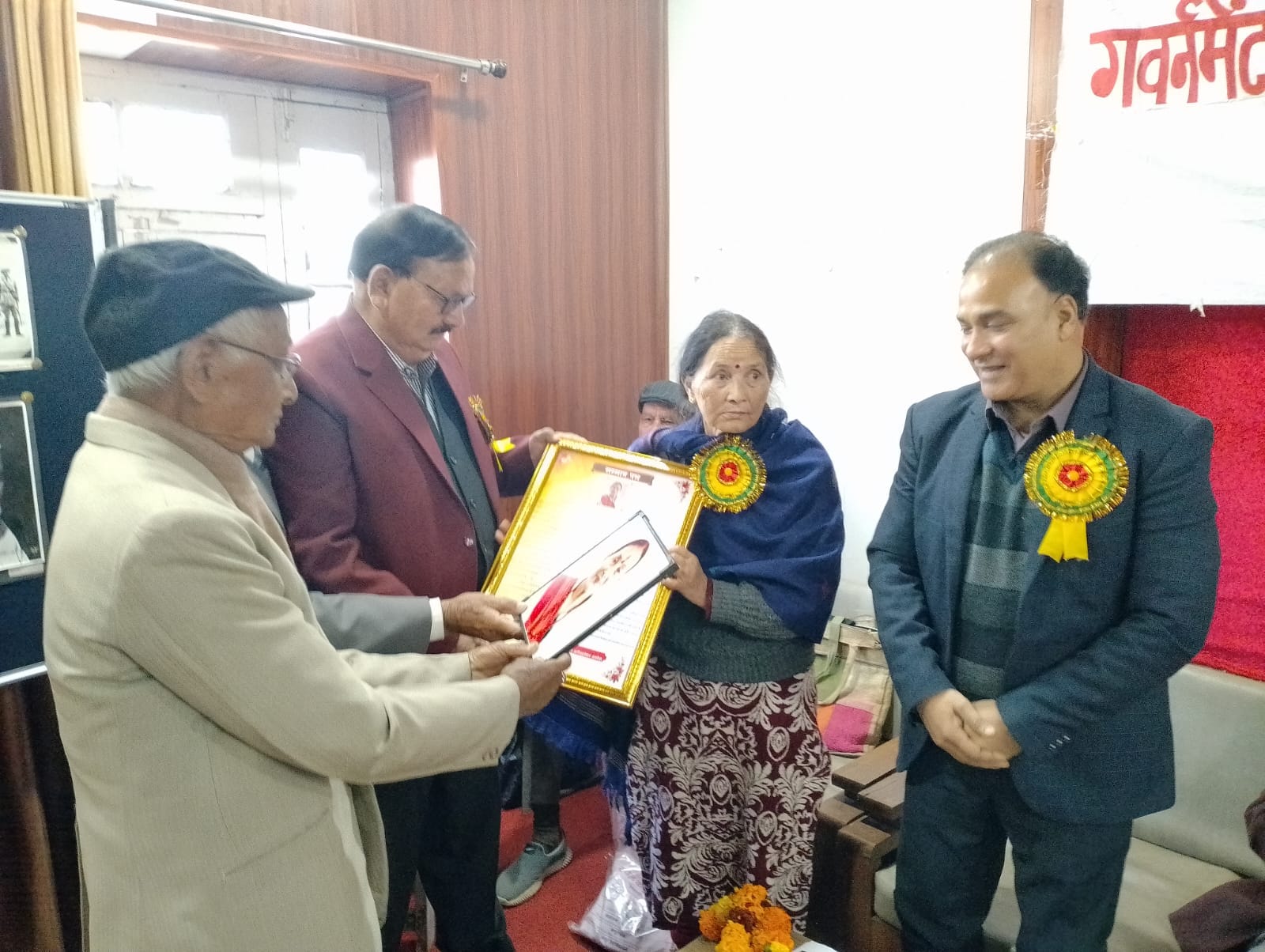 फोटो- 26एएलएम06पी- गिरीश चंद्र मल्होत्रा को सम्मानित करते संगठन के पदाधिकारी और अन्य। संवाद