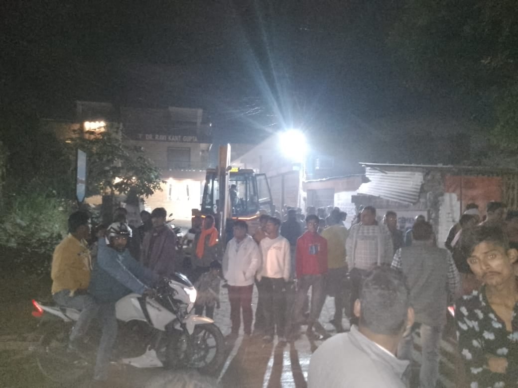 फोटो-31 बीबीगंज गल्ला मंडी स्थित पुलिया के पास नाले में खोजबीन करता कर्मचारी व खड़ी जेसीबी। जा फोटो-31 बीबीगंज गल्ला मंडी स्थित पुलिया के पास नाले में खोजबीन करता कर्मचारी व खड़ी जेसीबी। जा