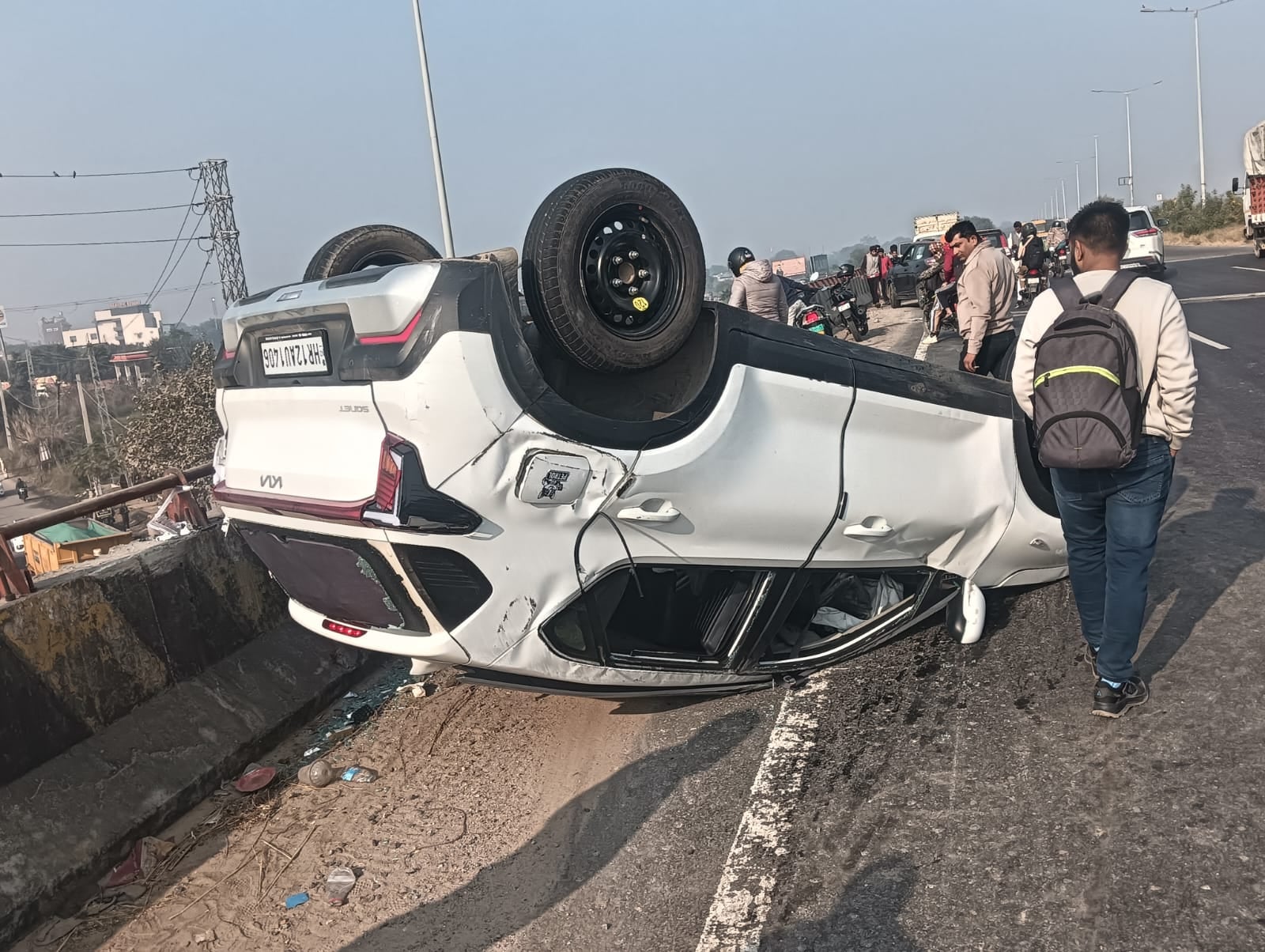 -फोटो 51 : टक्कर लगने के बाद क्षतिग्रस्त कार। संवाद