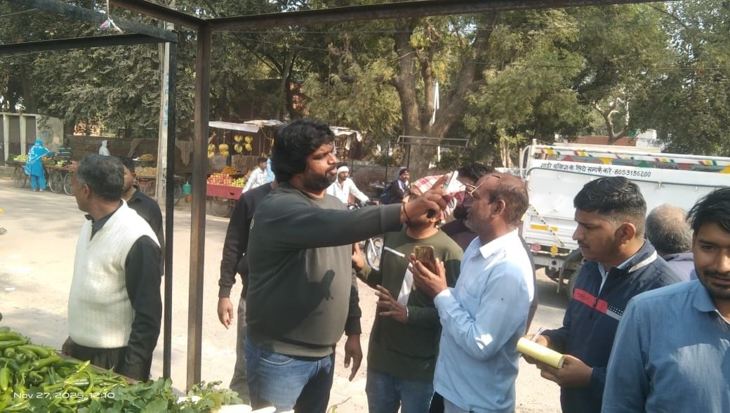 फोटो संख्या:88- नगर पालिका की ओर से अतिक्रमण हटाओ अभियान में रेहड़ी का हटवाते कर्मचारी-- संवाद