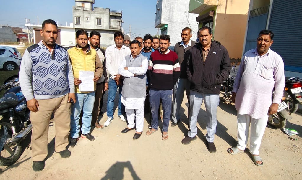 गांव शेखपुरा में मिट्टी डालकर बंद किया गया मुख्य रास्ता। संवाद