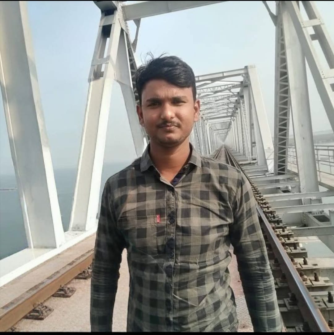 घटना से क्षतिग्रस्त ऑटो और फाइल फोटो