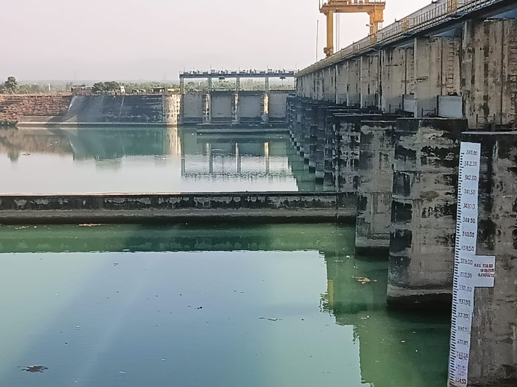 हथिनी कुंड बैराज पर जलस्तर कम होने से दिखाई देने लगी जमीन। संवाद हथिनी कुंड बैराज पर जलस्तर कम होने से दिखाई देने लगी जमीन। संवाद