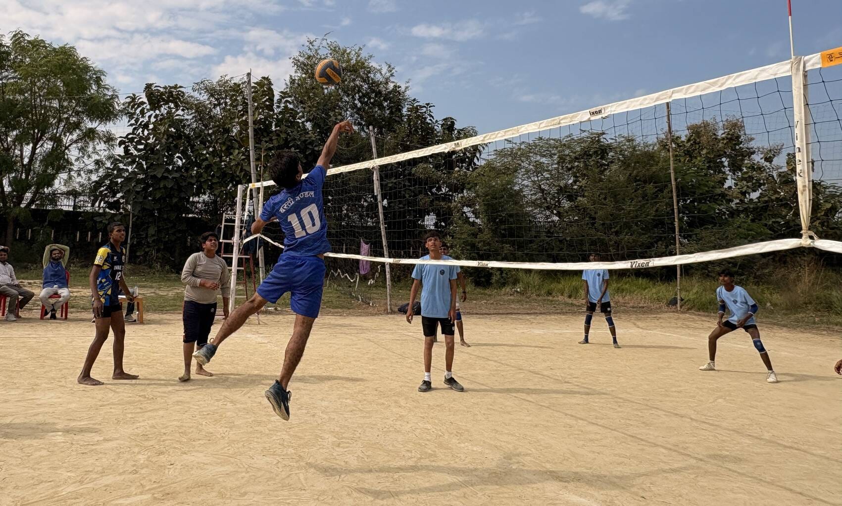 जिला स्पोर्ट्स स्टेडियम में सांसद खेल महाकुंभ प्रतियोगिता में आयोजित कबड्डी में भाग लेते छात्र। जिला स्पोर्ट्स स्टेडियम में सांसद खेल महाकुंभ प्रतियोगिता में आयोजित कबड्डी में भाग लेते छात्र।