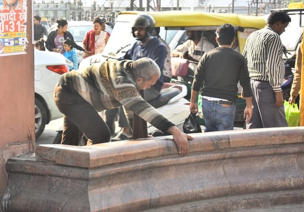 जाम में फंसे लोग और शॉर्टकट रास्ते से निकलते लोग। जाम में फंसे लोग और शॉर्टकट रास्ते से निकलते लोग।