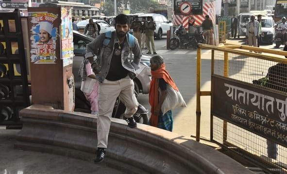 जाम में फंसे लोग और शॉर्टकट रास्ते से निकलते लोग। जाम में फंसे लोग और शॉर्टकट रास्ते से निकलते लोग।